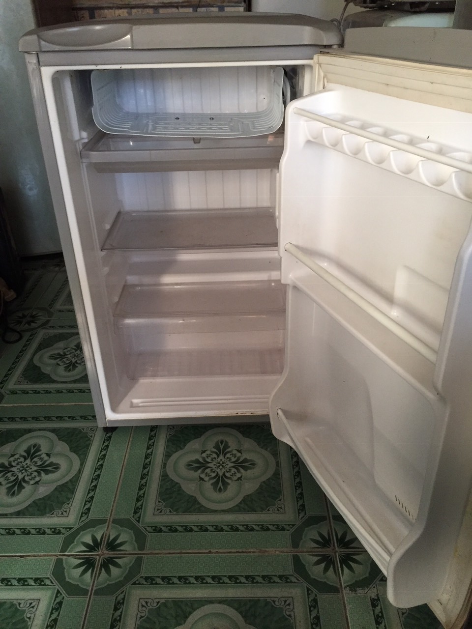 Tủ Lạnh SANYO 93L đời mới nguyên zing 100% ngoại hình tủ mới đẹp 96%
