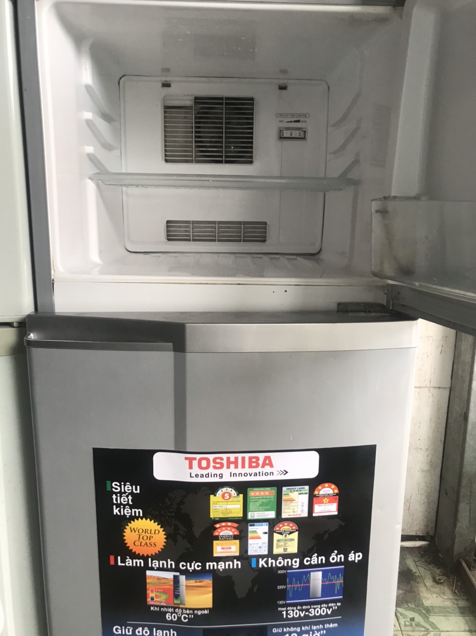 Tủ Lạnh TOSHIBA 130L đời mới nguyên zing 100% ngoại hình máy mới đẹp 97% 2