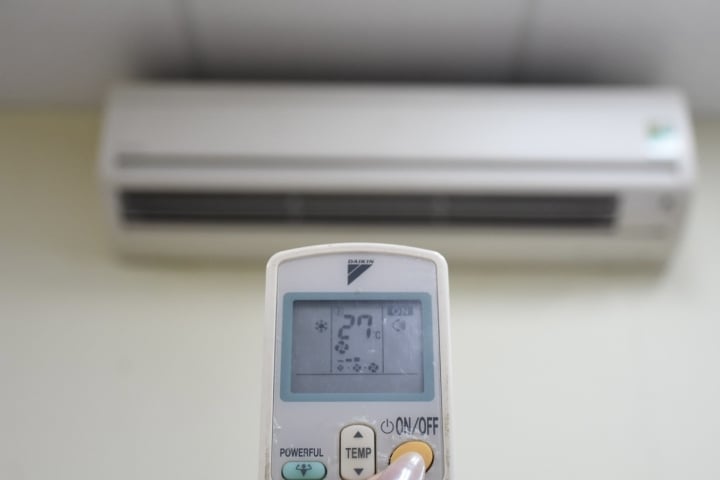 Ban đêm bật điều hòa 28 độ tưởng tiết kiệm điện hóa ra sai lầm